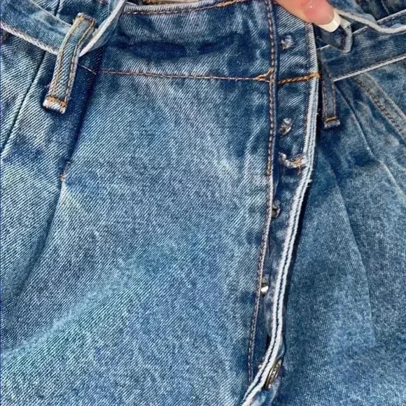 Women’s Abercrombie Natural Rise Shorts - Picture 7 of 7